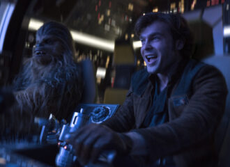 Szenenbild aus SOLO: A STAR WARS STORY - Han Solo (Alden Ehrenreich) und Chewbacca (Joonas Suotamo) - © Disney