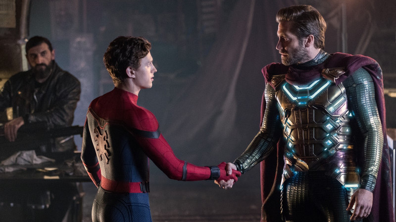 Szenenbild aus SPIDER-MAN: FAR FROM HOME - Peter (Tom Holland) trifft Mysterio (Jake Gyllenhaal) - © Sony Pictures