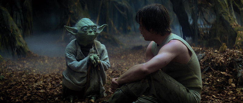 Szenenbild aus THE EMPIRE STRIKES BACK - Yoda (Frank Oz) unterrichtet Luke (Mark Hamill) - © 20th Century Fox