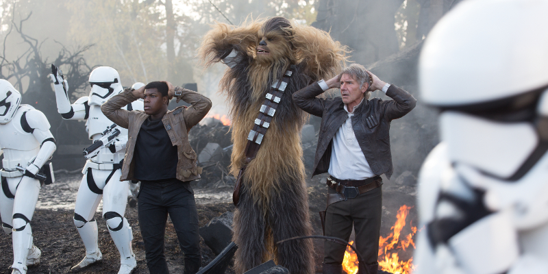 Szenenbild aus STAR WARS: THE FORCE AWAKENS - Finn (John Boyega), Chewbacca (Peter Mayhew) und Han Solo (Harrison Ford) - © 2015 Lucasfilm Ltd. & TM. All Right Reserved.