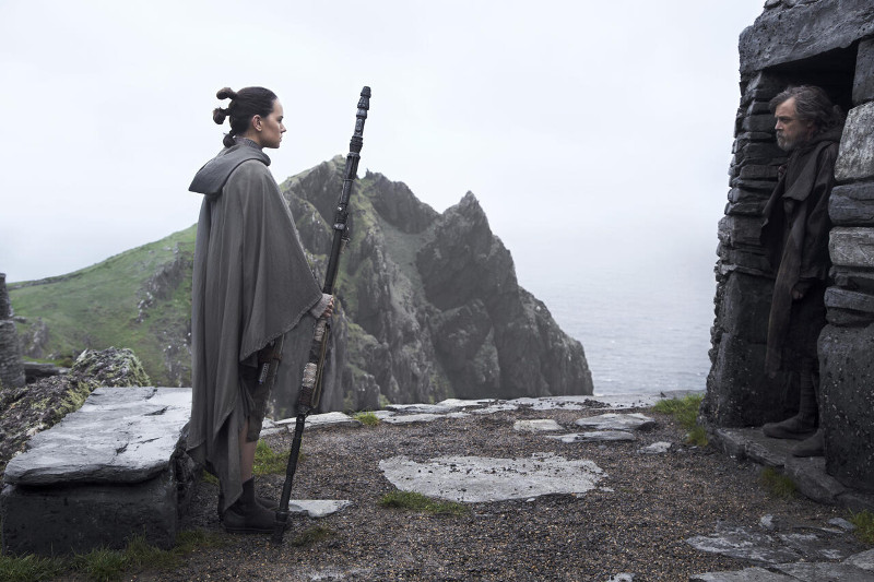 Szenenbild aus STAR WARS - THE LAST JEDI - Rey (Daisy Ridley) bitte Luke (Mark Hamill) um Hilfe.  - © Disney