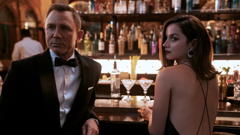 Szenenbild aus NO TIME TO DIE - James Bond (Daniel Craig) und Paloma (Ana de Armas) -  Credit: Nicola Dove © 2021 DANJAQ, LLC AND MGM.  ALL RIGHTS RESERVED.