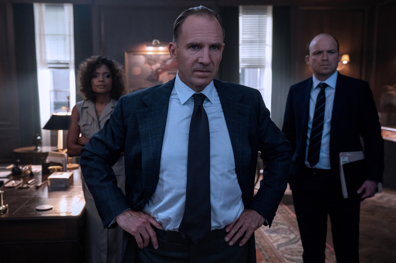 Szenenbild aus NO TIME TO DIE - M (Ralph Fiennes), Moneypenny (Naomie Harris) und Tanner (Rory Kinnear) - © 2021 DANJAQ, LLC AND MGM.  ALL RIGHTS RESERVED.