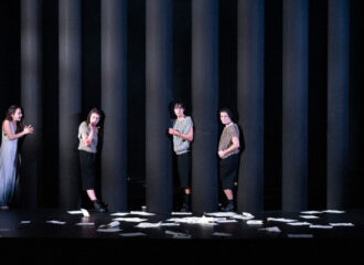 Szenenbild aus DIE RÄUBER - Thalia Theater Hamburg - ©Armin Smailovic / Agentur Focus