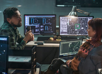 Szenenbild aus DON'T LOOK UP (2021) - Dr. Randall Mindy (Leonardo DiCaprio) und Kate Dibiasky (Jennifer Lawrence) finden den Kometen. - © Netflix