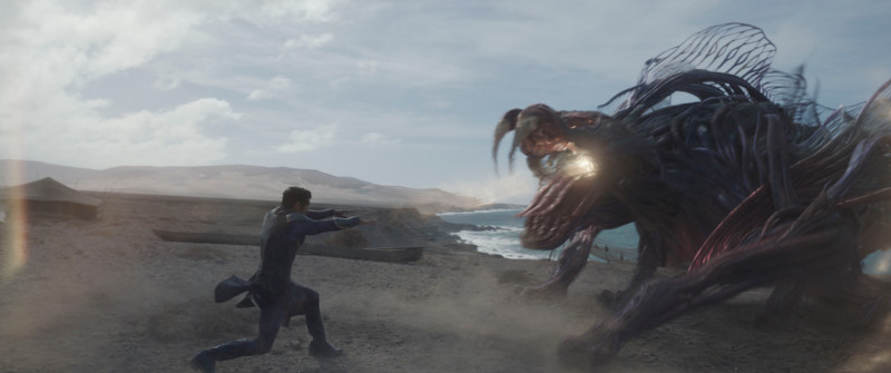 Szenenbild aus ETERNALS - Kingo (Kumail Nanjiani) kämpft gegen einen Deviant. - © 2021 Marvel Studios. All Rights Reserved.