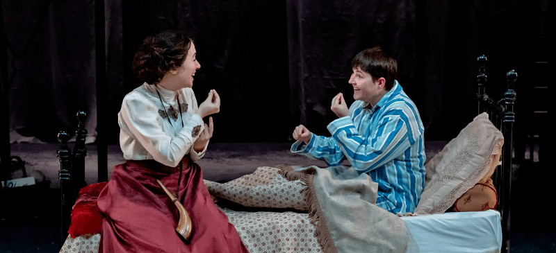 Szenenbild aus OLIVER TWIST - Rose (Katie Erich) nimmt Oliver (Brooklyn Melvin) bei sich auf. - © Leeds Playhouse