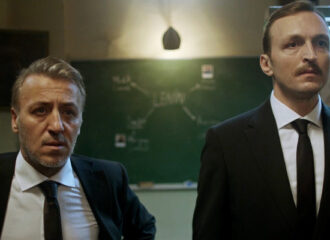 Szenenbild aus SEN BEN LENIN - YOU ME LENIN - zwei Ermittlungsbeamte (Baris Falay und Sarp Akkaya) - © Türkische Filmtage