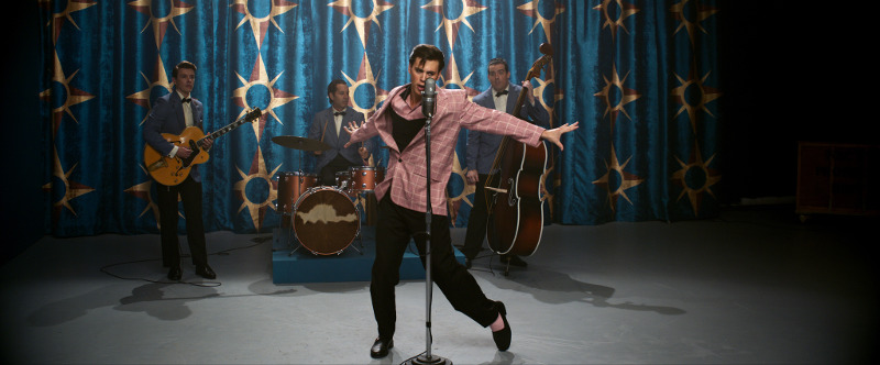 Szenenbild aus ELVIS - Elvis (Austin Butler) rockt die Bühne. - © 2022 Warner Bros. Entertainment Inc. All Rights Reserved.