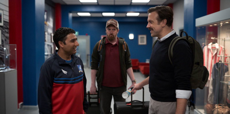 Szenenbild aus TED LASSO - 1. Staffel -  Nathan (Nick Mohammed), Coach Beard (Brendan Hunt) und Trainer Ted (Jason Sudeikis) - © Apple TV DE