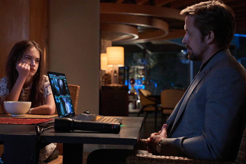 Szenenbild aus THE GRAY MAN - Claire (Julia Butters) trifft Six (Ryan Gosling) - . Cr. Paul Abell/Netflix © 2022