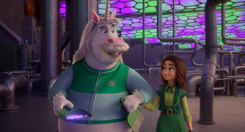 Szenenbild aus LUCK (2022) - Jeff the Unicorn (Flula Borg) und Sam (Eva Noblezada) - © Apple TV +