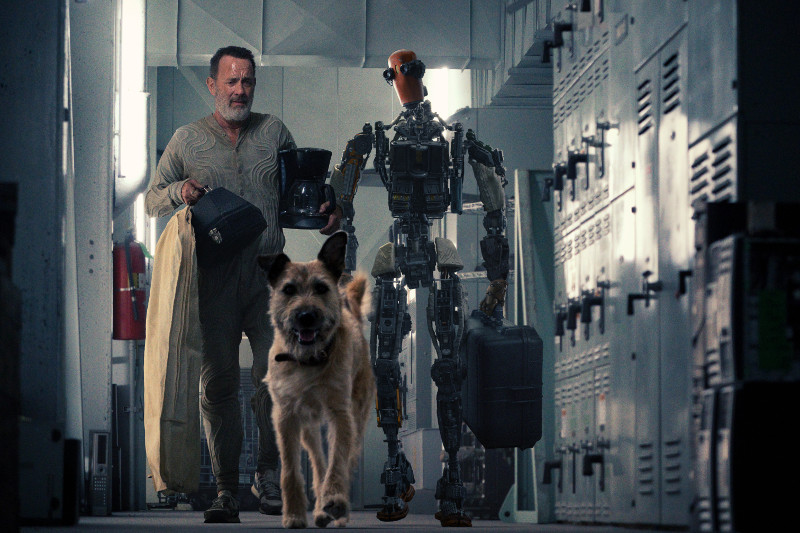 Szenenbild aus FINCH (2021) - Finch (Tom Hanks), Roboter Jeff (Caleb Landry Jones) und Hund Goodyear - © Apple TV+