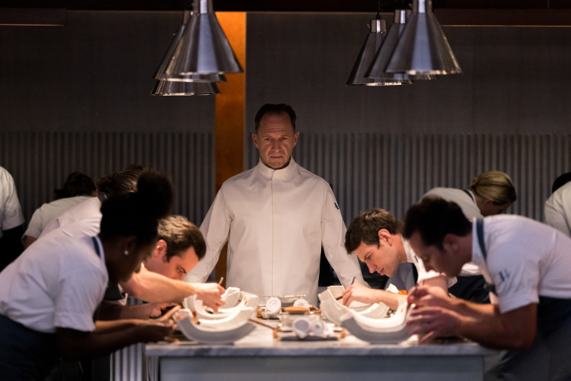 Szenenbild aus THE MENU - Julian Slowik (Ralph Fiennes) - Photo by Eric Zachanowich. Courtesy of Searchlight Pictures. © 2022 20th Century Studios All Rights Reserved.