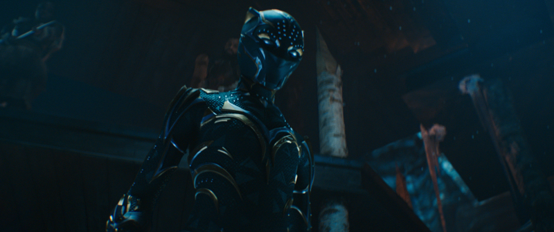Szenenbild aus WAKANDA FOREVER - Black Panther Kostüm - Photo courtesy of Marvel Studios. © 2022 MARVEL.