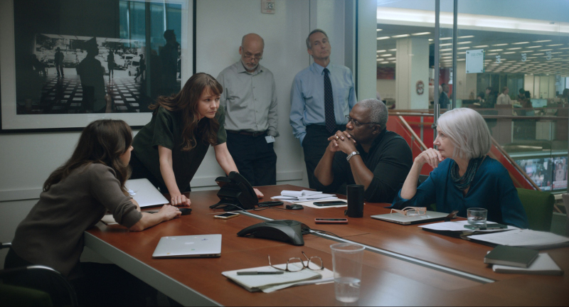 Szenenbild aus SHE SAID (2022) - Die Berichterstattenden telefonieren mit Weinstein, kurz vor Veröffentlichung des Artikels. - © 2022 Universal Studios. All Rights Reserved.