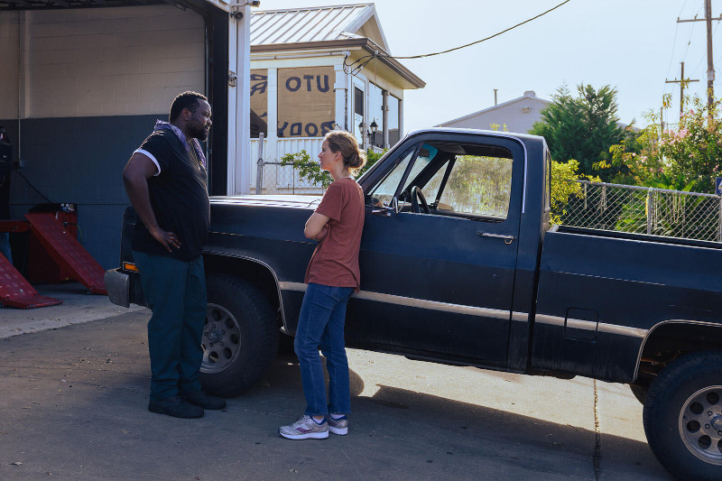 Szenenbild aus CAUSEWAY (2022) - James (Brian Tyree Henry) repariert Lynseys (Jennifer Lawrence) Auto. - © Apple TV+