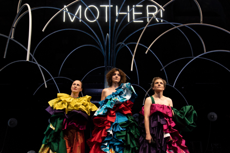 Szenenbild aus (Nicht) Mutter (2022) - Residenztheater - © Adrienne Meister