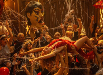 Szenenbild aus BABYLON (2022) - Nellie LaRoy (Margot Robbie) feiert. - © Paramount Pictures