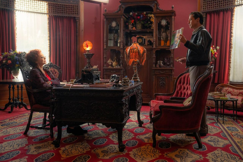 Szenenbild aus BABYLON (2022) - Jack (Brad Pitt) konfrontiert die Filmkritikerin Elinor St. John (Jean Smart) mit ihrer negativen Berichterstattung. - © Paramount Pictures