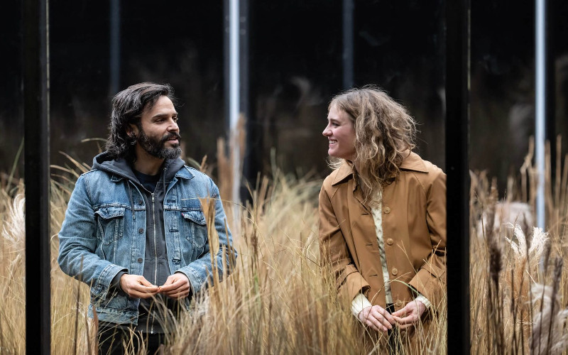 Szenenbild aus PHAEDRA (2023) - Sofiane (Assaad Bouab) unterhält sich mit Isolde (Mackenzie Davis) - Photo by Johan Persson