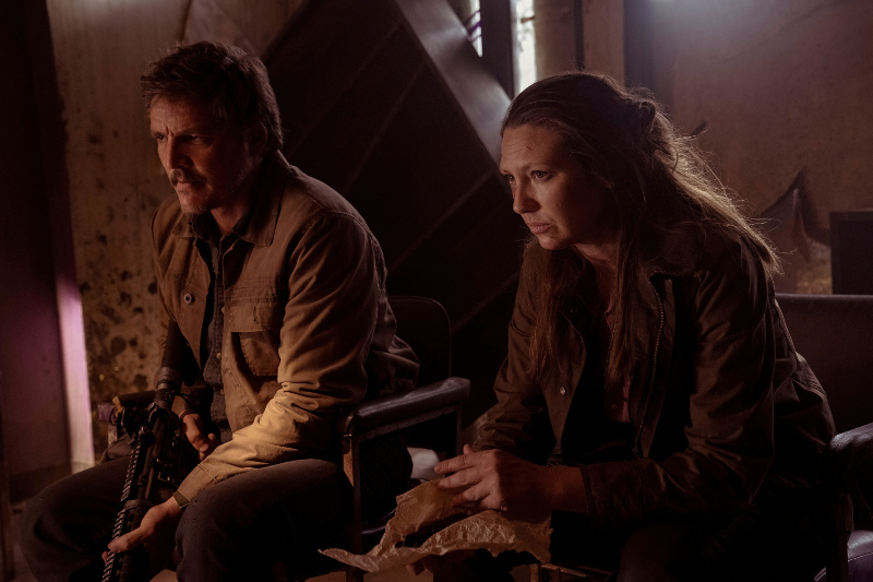 Szenenbild aus THE LAST OF US - Joel (Pedro Pascal) und Tess (Anna Torv) versuchen herauszufinden, wer Ellie ist. - © HBO