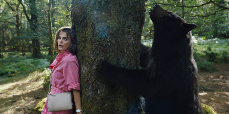 Szenenbild aus COCAINE BEAR (2023) - Sari (Keri Russell) hofft, dass der Bär sie nicht bemerkt. - © Universal Pictures