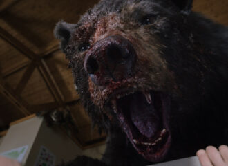 Szenenbild aus COCAINE BEAR (2023) - © Universal Pictures