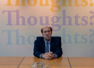 Szenenbild aus DREAM SCENARIO - Paul (Nicolas Cage) sitzt bei einer Werbeagentur. - © A24/DCM Filmverleih