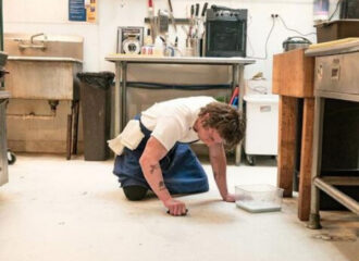 Szenenbild aus THE BEAR - 1. Staffel - Carmy (Jeremy Allen White) putzt die Küche. - © FX Network