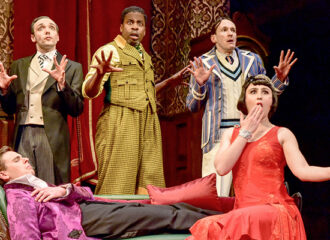 Szenenbild aus THE PLAY THAT GOES WRONG - Photo by Duchess Theatre