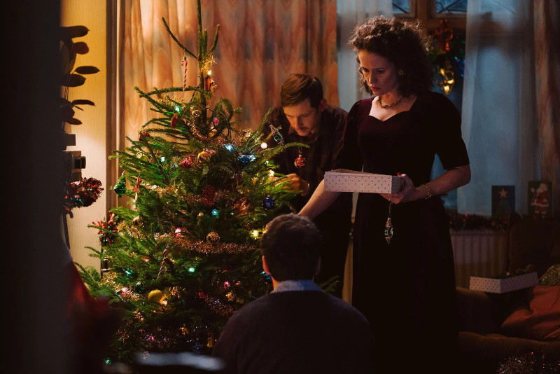 Szenenbild aus ALL OF US STRANGERS - Dad (Jamie Bell) und Mum (Claire Foy) feiern mit dem jungen Adam Weihnachten - © 20th Century Fox