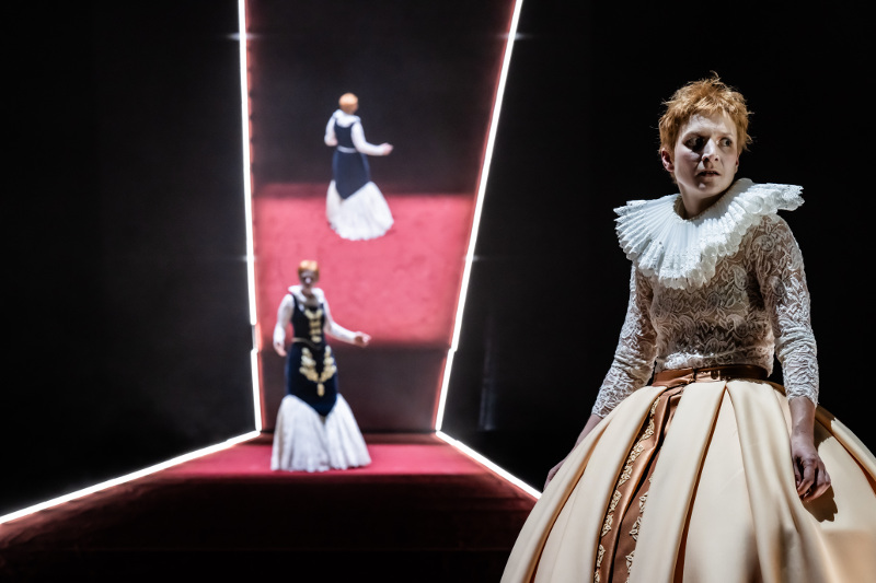 Szenenbild aus MARIA STUART - Residenztheater München - Maria Stewart (Pia Händler) und Königin Elisabeth (Lisa Stiegler) - © Sandra Then