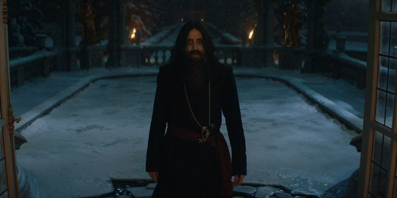 Szenenbild aus THE KING'S MAN - Gegenspieler Rasputin (Rhys Ifans) - Courtesy of 20th Century Studios. © 2020 Twentieth Century Fox Film Corporation. All Rights Reserved.
