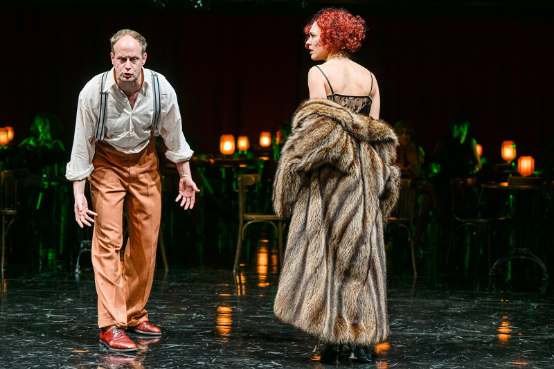 Szenenbild aus CABARET - Clifford Bradshaw (Gábor Biedermann) und Sarah Bowles (Paula Skorupa) - © Schauspiel Stuttgart