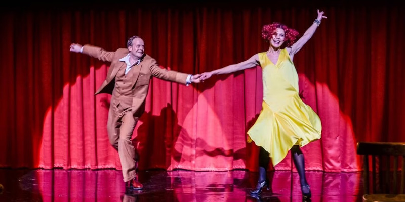 Szenenbild aus CABARET - Clifford Bradshaw (Gábor Biedermann) und Sarah Bowles (Paula Skorupa) - © Schauspiel Stuttgart