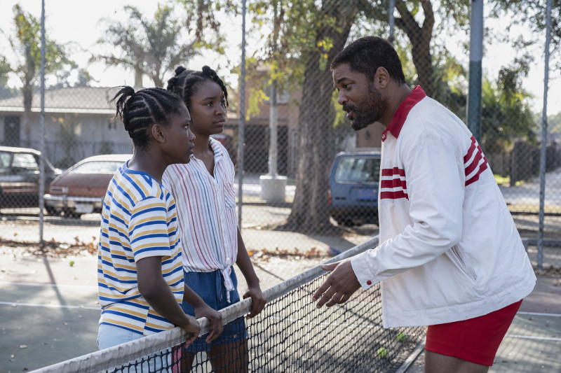 Szenenbild aus KING RICHARD - Richard (Will Smith) will aus seinen Töchtern Venus (Saniyya Sidney) und Serena (Demi Singleton) Tennis-Stars machen. - © Warner Bros.