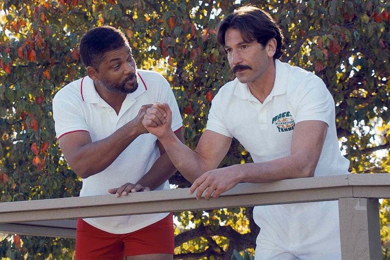 Szenenbild aus KING RICHARD - Richard (Will Smith) möchte, dass Coach Rick Macci (Jon Bernthal) seine Töchter unterrichtet. - © Warner Bros. 