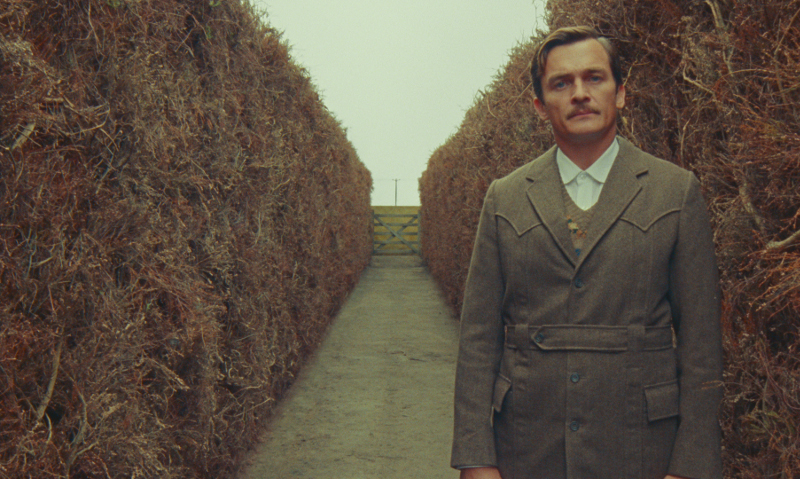 Szenenbild aus THE WONDERFUL STORY OF HENRY SUGAR AND THREE MORE - Rupert Friend als Erzähler in "The Swan" - © Netflix ©2023