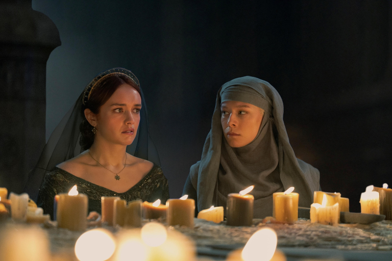 Szenenbild aus HOUSE OF THE DRAGON - 2. Staffel - Alicent (Olivia Cooke) und Rhaenyra (Emma D'Arcy) - © HBO