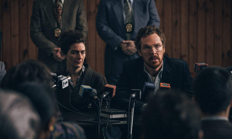 Szenenbild aus ERIC - Cassie (Gaby Hoffmann) und Vincent (Benedict Cumberbatch) geben eine Pressekonferenz. - © Netflix