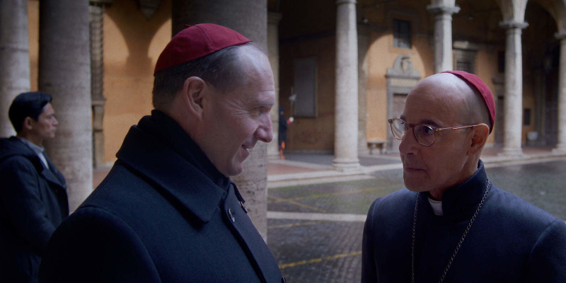 Szenenbild aus CONCLAVE - Kardinal Lawrence (Ralph Fiennes) und Kardinal Bellini (Stanley Tucci) - © Leonine Filmverleih