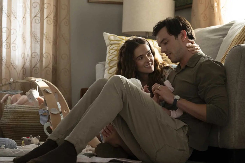 Szenenbild aus JUROR #2 - Allison (Zoey Deutch) und Justin (Nicholas Hoult) - © Warner Bros. 