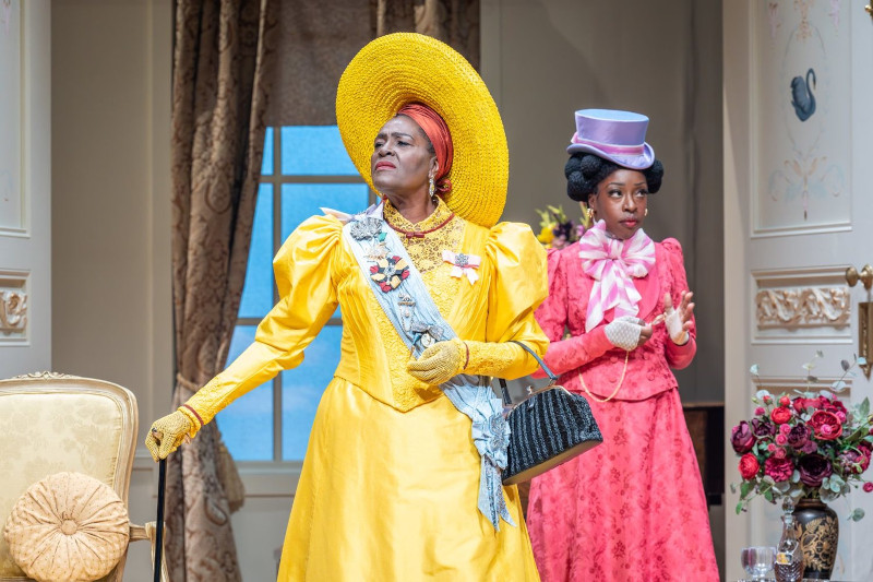 Szenenbild aus THE IMPORTANCE OF BEING EARNEST - Lady Bracknell (Sharon D. Clarke) und Gwendolen (Ronkẹ Adékọluẹ́jọ́) - © Marc Brenner