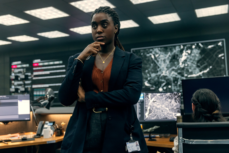 Szenenbild aus THE DAY OF THE JACKAL - Bianca (Lashana Lynch) untersucht die Mordfälle. - © 2023 Carnival Film Television Limited