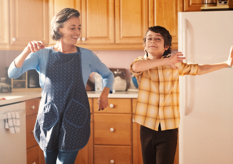 Szenenbild aus THE LIFE OF CHUCK - Sarah Krantz (Mia Sara) tanzt mit ihrem Enkel Chuck (Benjamin Pajak). - © Tobis Film