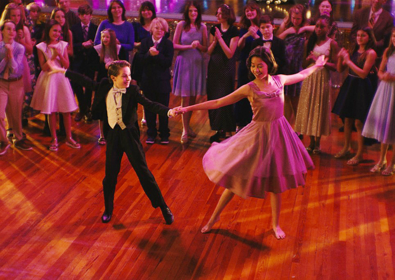 Szenenbild aus THE LIFE OF CHUCK - Chuck (Benjamin Pajak) tanzt mit Tanzpartnerin Cat McCoy (Trinity Jo-Li Bliss) - © Tobis Film