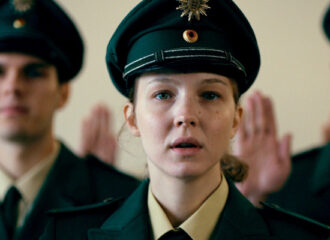 Szenenbild aus DIE NICHTE DES POLIZISTEN - Rebecca (Magdalena Laubisch) meint jedes Wort des Eides, den sie als junge Polizistin schwört, ernst. - © SWR/Leonine Studios