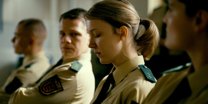 Szenenbild aus DIE NICHTE DES POLIZISTEN - Rebecca (Magdalena Laubisch) hängt während der Einsatzbesprechung ihren Gedanken nach, was ihrem Kollegen Christoph (Max von der Groeben) nicht verborgen bleibt. - © SWR/Leonine Studios