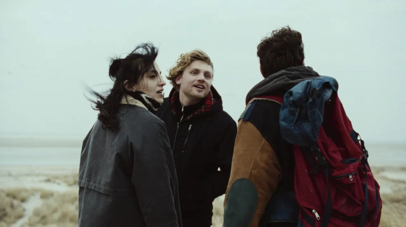 Szenenbild aus BUBBLES - Amiri (Zeynep Bozbay) , Luca (Johannes Nussbaum) und Fiete (Leonard Scheicher) - © Schmidbauer Film